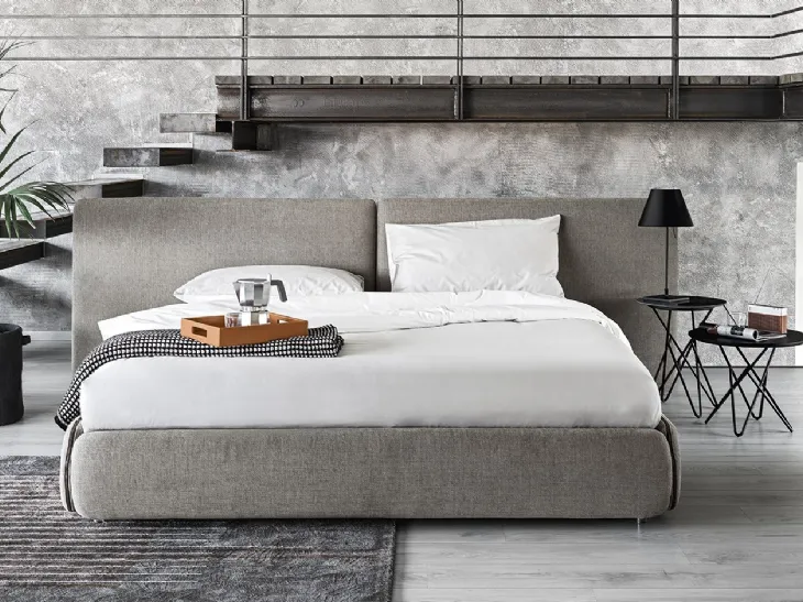 Letto in tessuto imbottito con testiera Zip di Calligaris