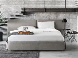 Letto in tessuto imbottito con testiera Zip di Calligaris