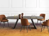 Tavolo ellittico Icaro con top in ceramica e basamento in legno impiallacciato di Calligaris