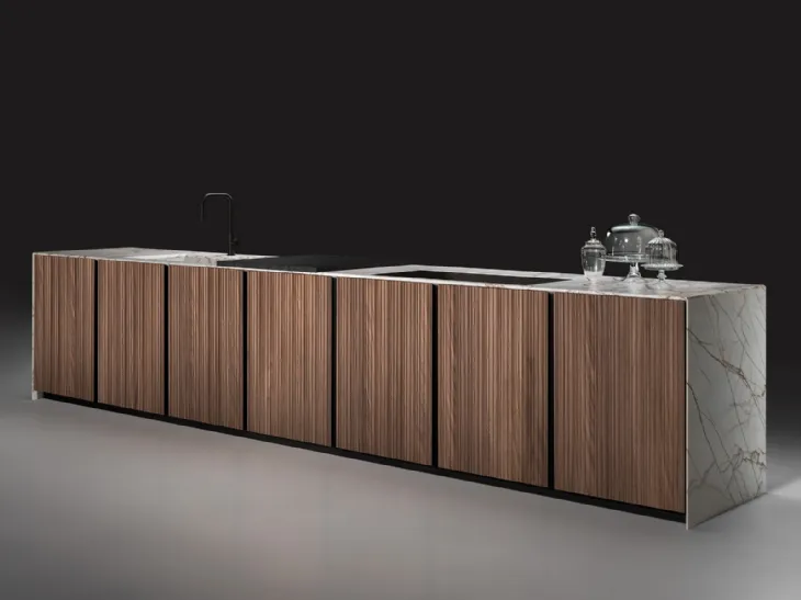 Cucina Design a isola KU45 Stripe in Noce Canaletto con top e fianchi in marmo Melbourne di Key Cucine