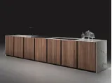 Cucina Design a isola KU45 Stripe in Noce Canaletto con top e fianchi in marmo Melbourne di Key Cucine