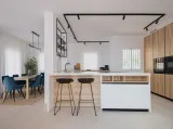 Cucina Moderna con penisola D23 in Rovere e laccato Bianco di Doimo Cucine